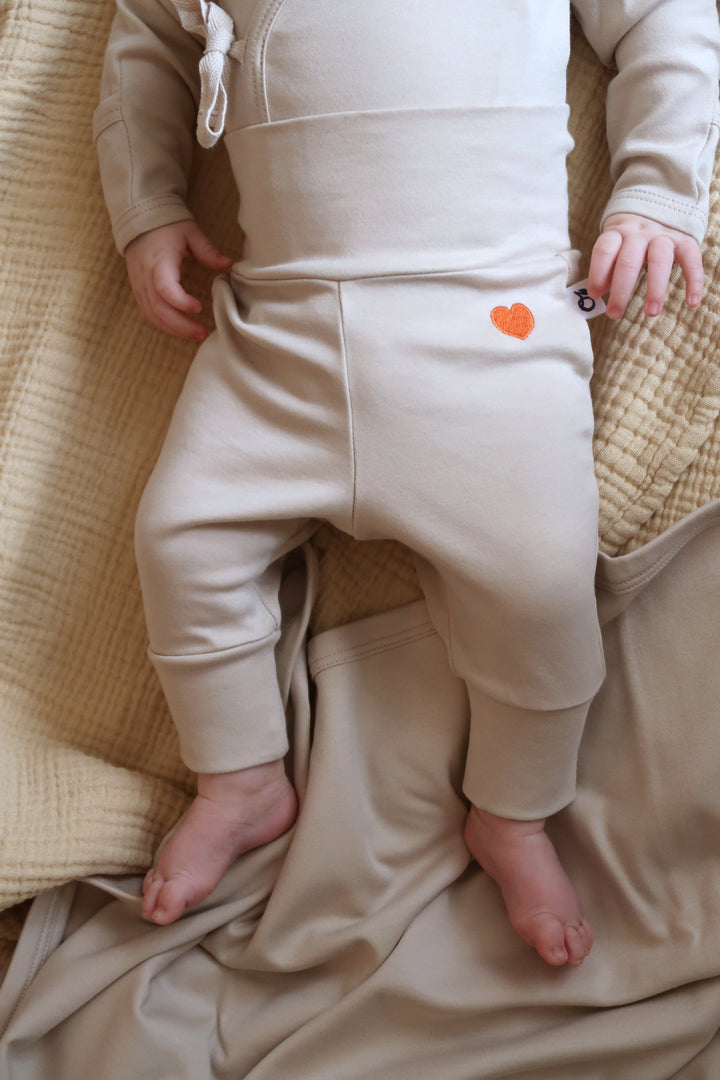 Pantalon bébé en couleur sable avec cœur brodé