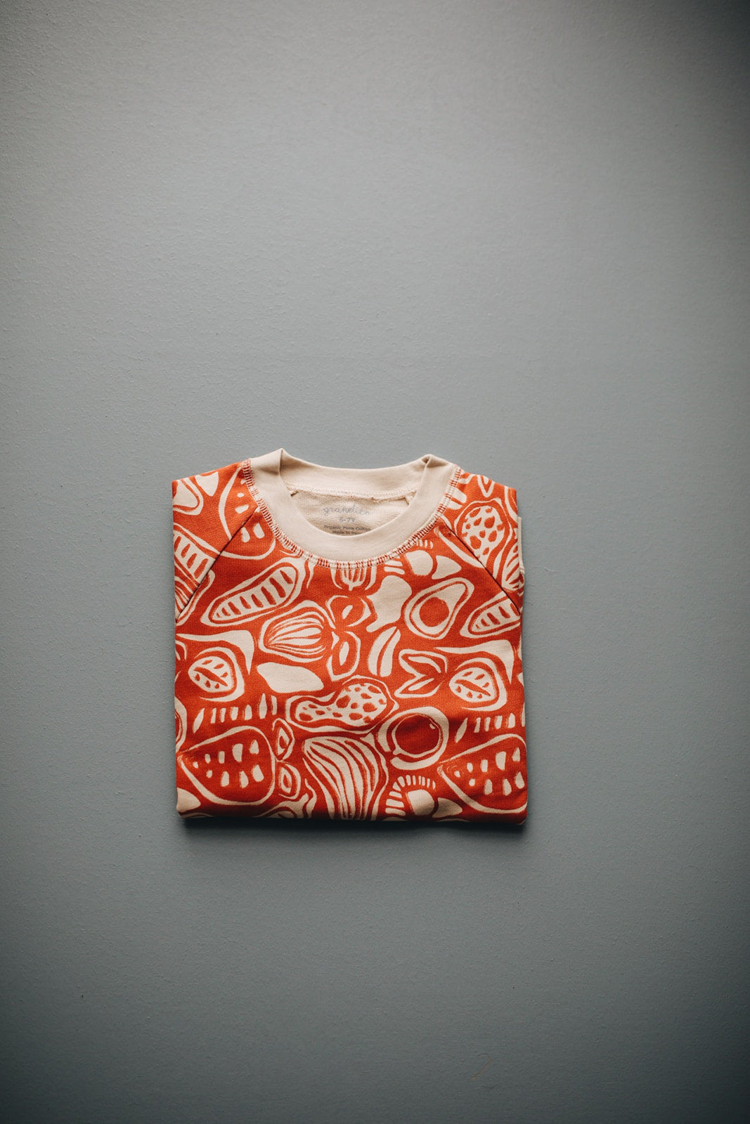 Sweatshirt mit orangefarbenem Ernteaufdruck