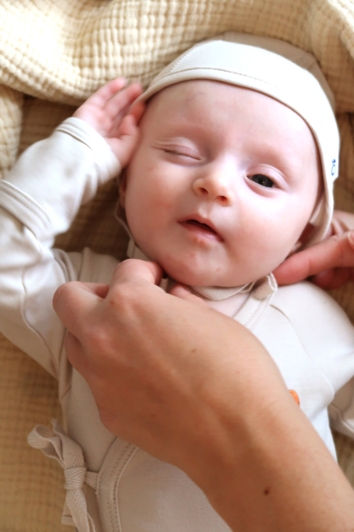 Chapeau de bébé en couleur sable