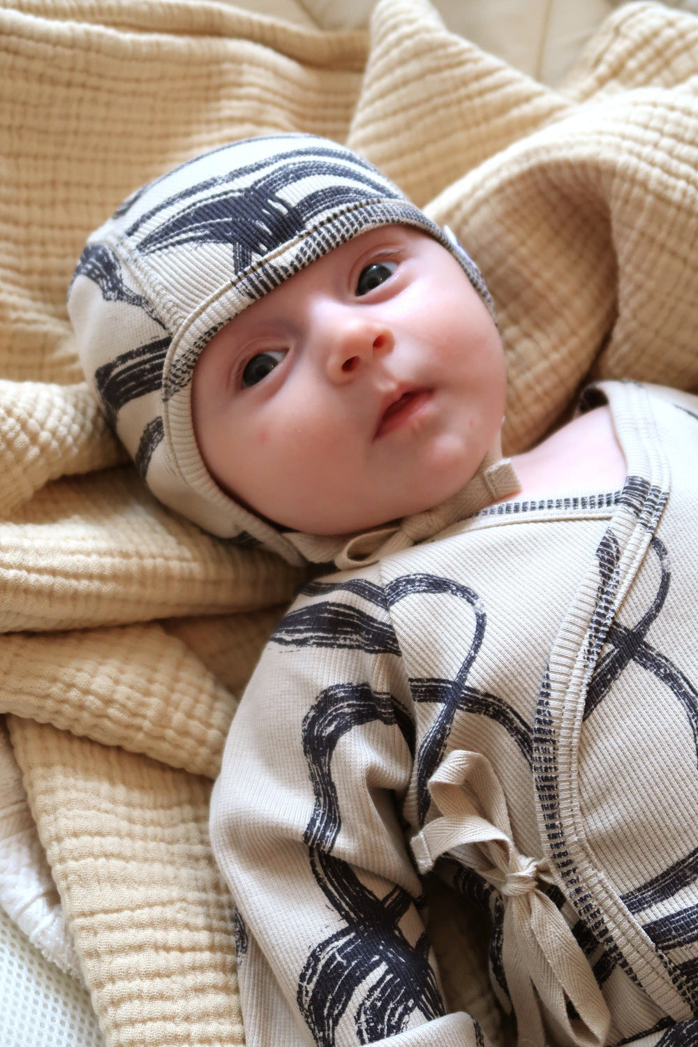 Bonnet pour bébé en côtes avec impression abstraite du vent