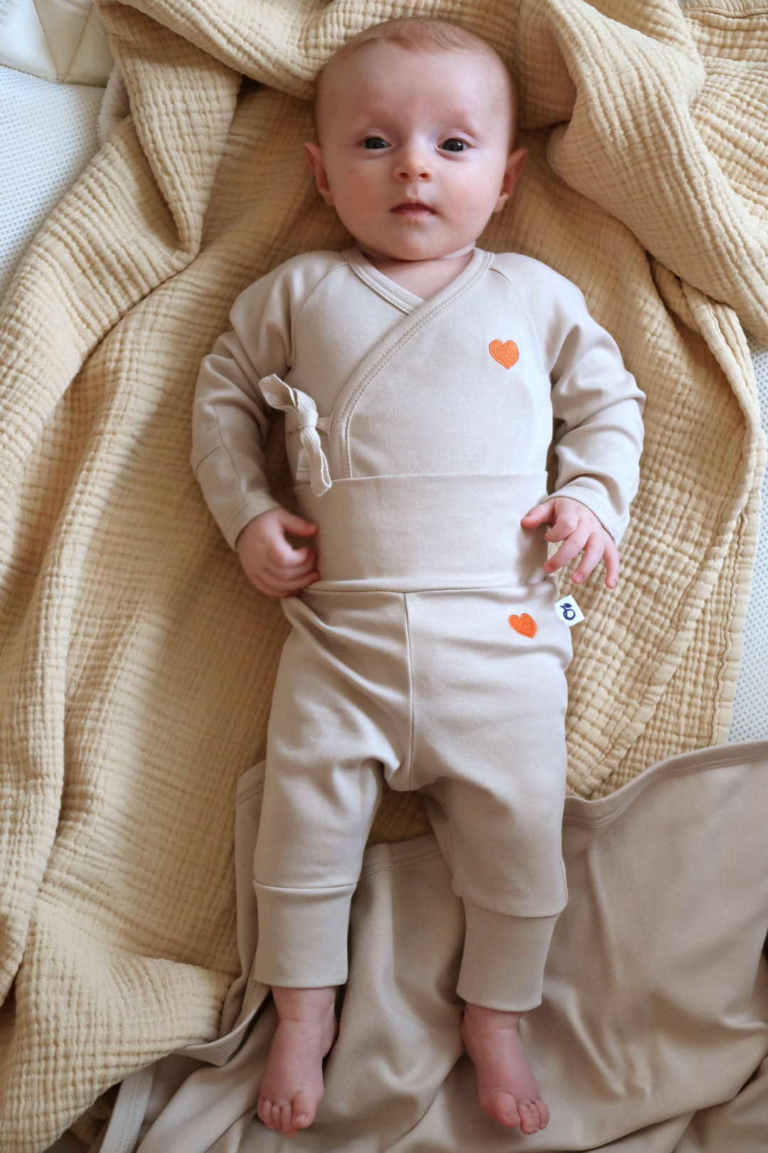 Pantalon bébé en couleur sable avec cœur brodé