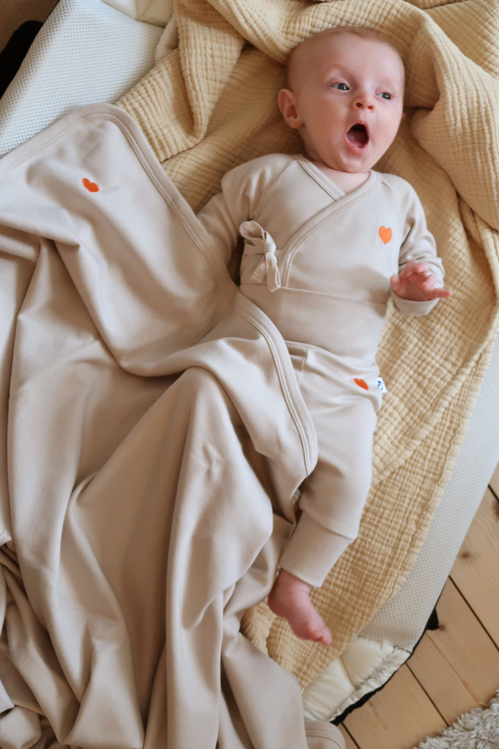 Pantalon bébé en couleur sable avec cœur brodé