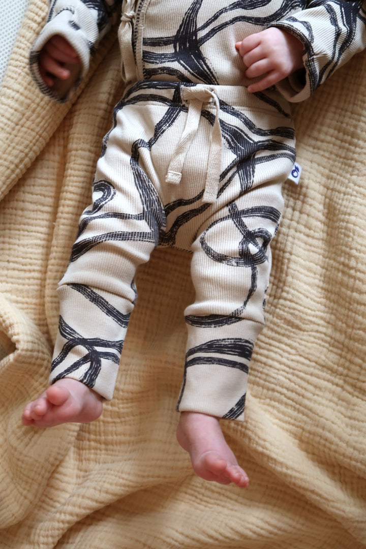 Pantalon pour bébé en côtes avec impression abstraite du vent