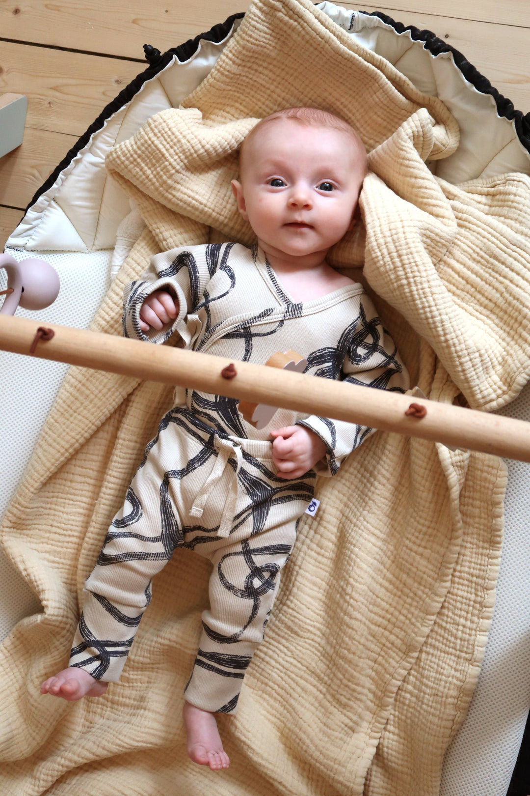 Pantalon pour bébé en côtes avec impression abstraite du vent