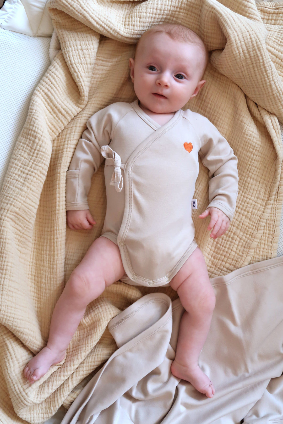 Body kimono pour bébé en sable avec cœur brodé